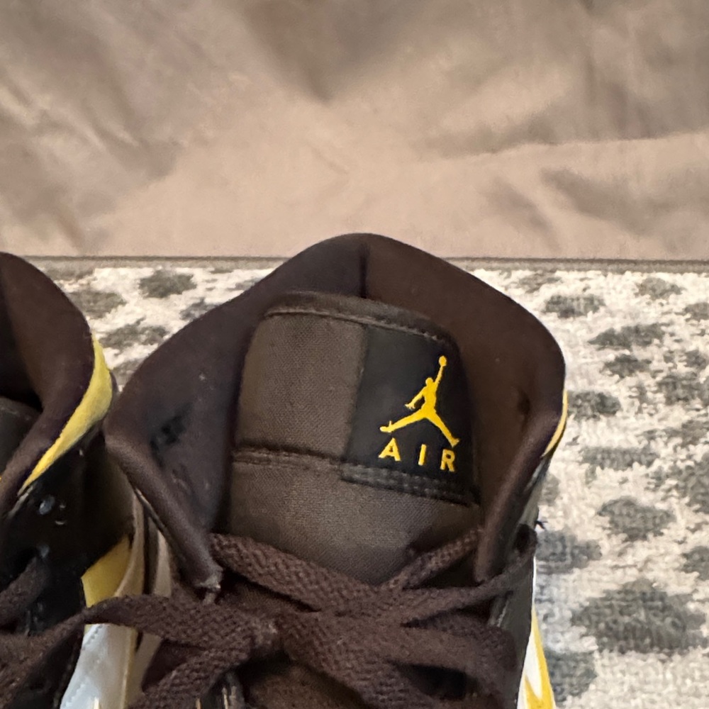 Nike Men's Black and Yellow Jordan - Picture 6 of 7